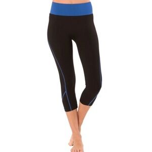 Electric Yoga Contrast Stitching Capri Leggings in Royal Blue Black M/L